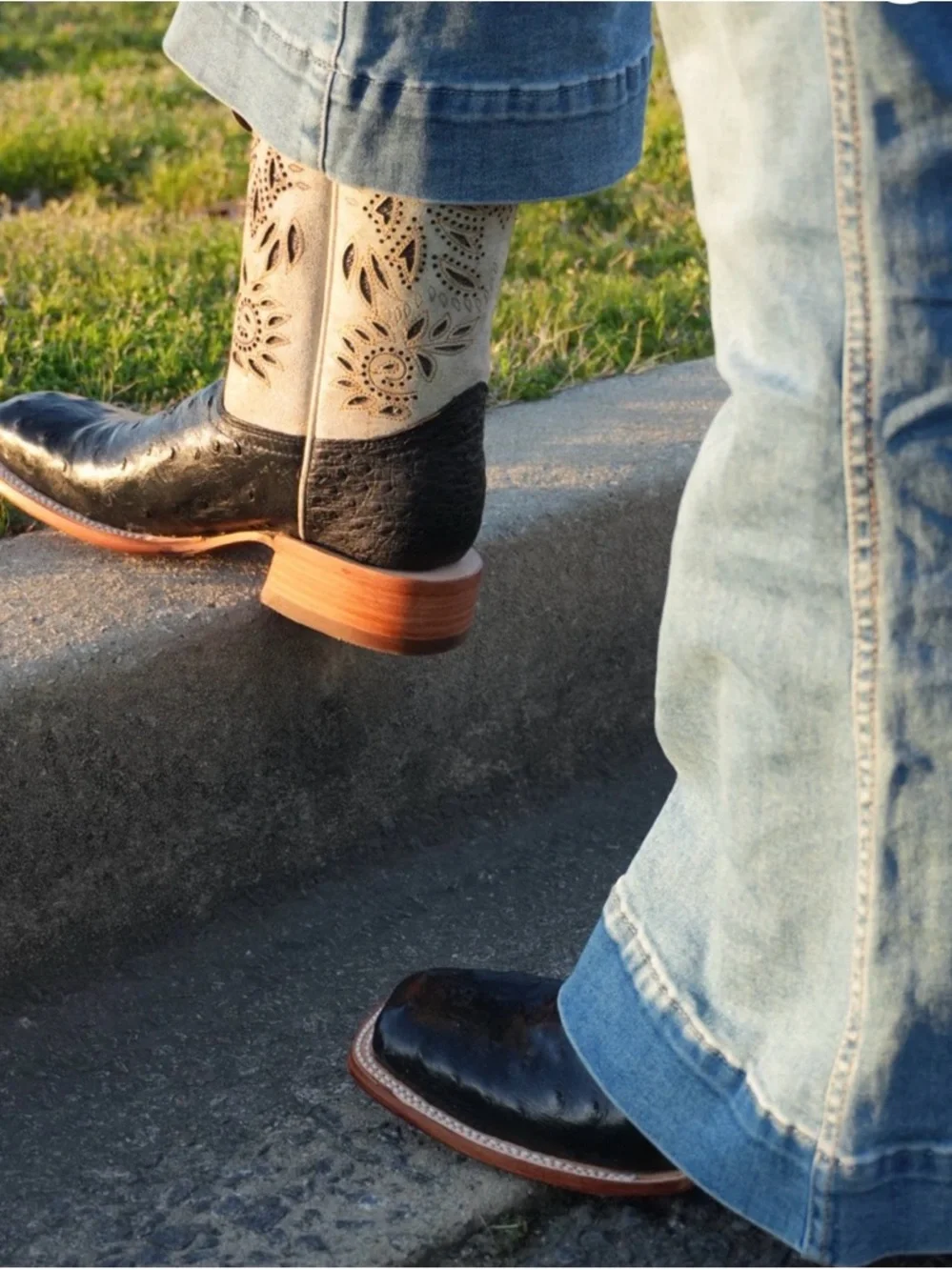 Corral A4530 Women’s Black Ostrich & Bone Laser Cut Western Boots Sz 7.5 - Picture 6 of 7